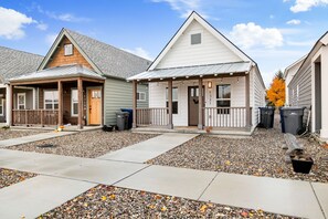 Exterior - Classic Home with WiFi, Private Washer/Dryer, Central AC, and Private Gas Grill (Sandpoint)