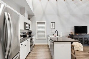 Fridge, microwave, oven, stovetop - Classic Home with WiFi, Private Washer/Dryer, Central AC, and Private Gas Grill (Sandpoint)