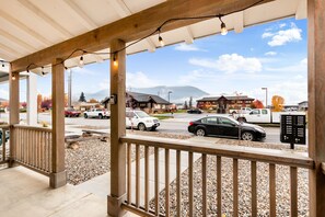 Property grounds - Classic Home with WiFi, Private Washer/Dryer, Central AC, and Private Gas Grill (Sandpoint)