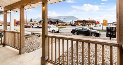 Classic Home with WiFi, Private Washer/Dryer, Central AC, and Private Gas Grill