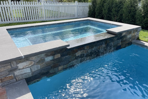 Una piscina al aire libre, una piscina climatizada