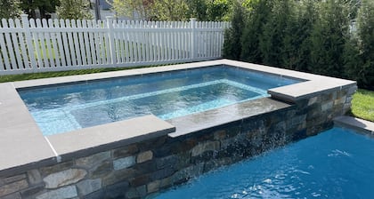 Heated pool and spa. Walk to the beach. With elevator.