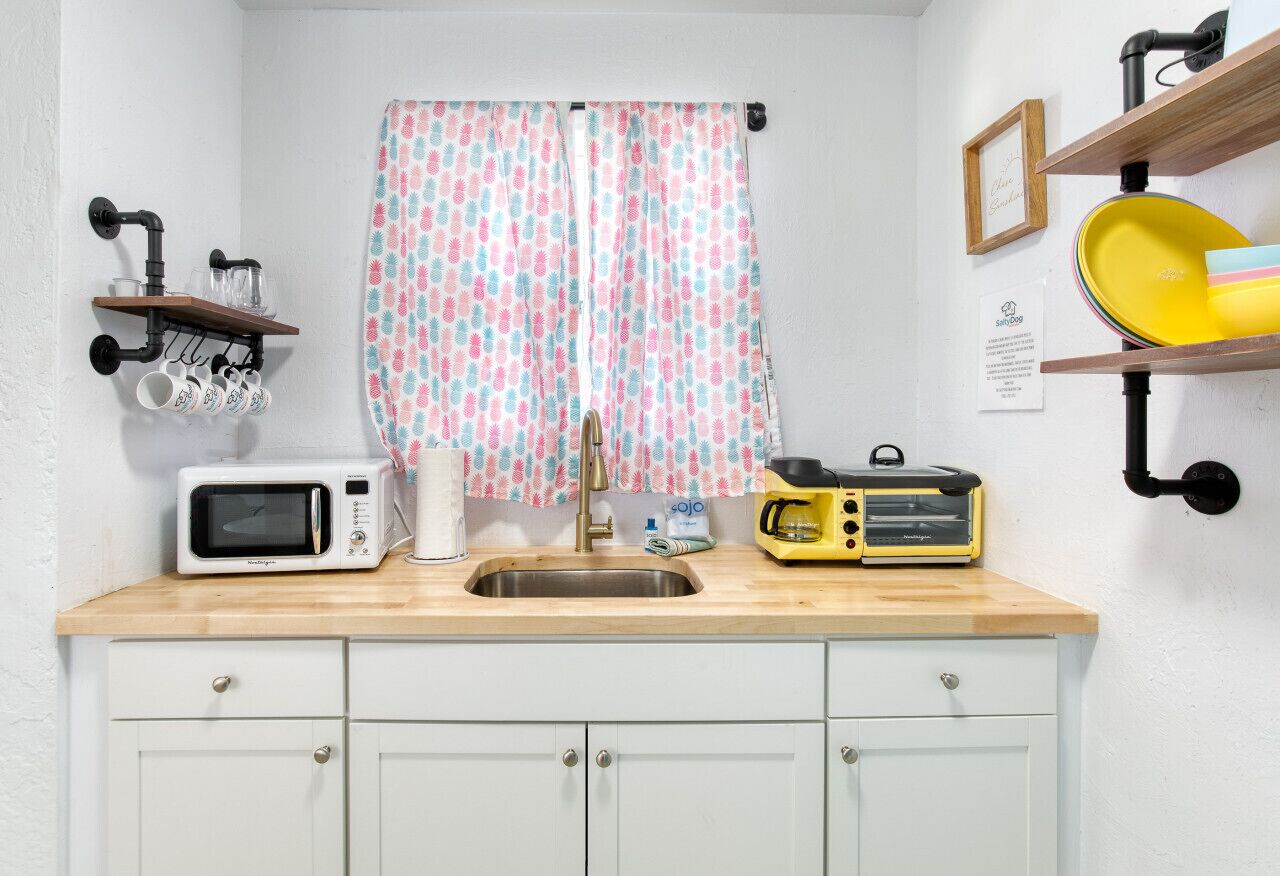 Geladeira, micro-ondas, cafeteira/chaleira, torradeira