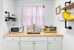 Kylskåp, mikrovågsugn, kaffe- och tebryggare och brödrost