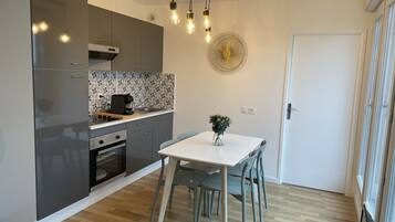 Réfrigérateur, micro-ondes, four, plaque de cuisson