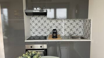 Réfrigérateur, micro-ondes, four, plaque de cuisson