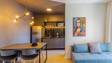 Superior appartement, 1 tweepersoonsbed met slaapbank | Privékeuken | Een koelkast/vriezer, een magnetron, een kookplaat