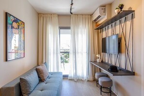 Superior appartement, 1 tweepersoonsbed met slaapbank | Woonkamer | Een 40-inch smart-tv met digitale zenders en een televisie