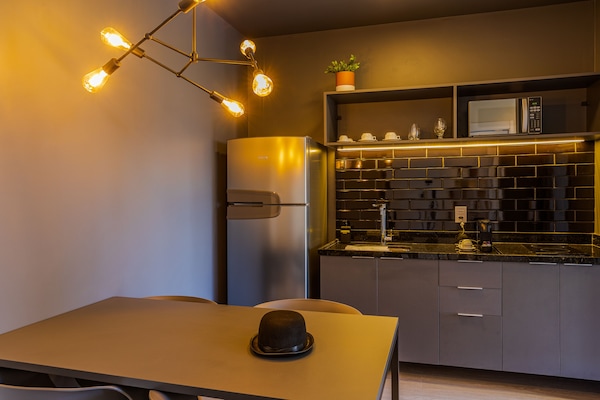 Apartamento superior, 1 cama doble con sofá cama | Cocina privada | Frigorífico grande, microondas, placa de cocina y utensilios de cocina