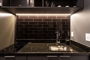 Full-sized fridge, microwave, stovetop, cookware/dishes/utensils - House of Charlie Vila Mariana (São Paulo)