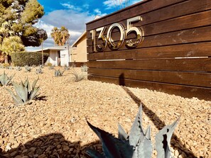 Exterior detail - NEW‼️LUX SPACIOUS HOME-POOL/5 MIN TO STRIP/ GOURMET KITCHEN/BUSINESS CENTER (Las Vegas)