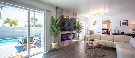 Smart TV, fireplace, books, stereo