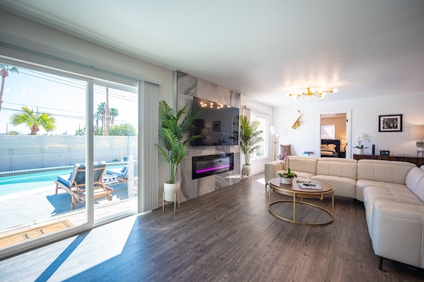 Smart TV, fireplace, books, stereo