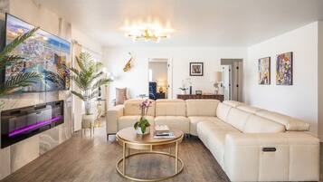 Smart-tv, pejs, bøger, stereoanlæg