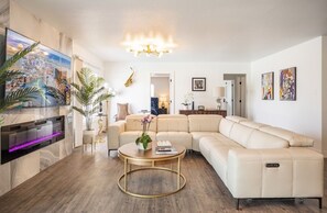 Smart TV, fireplace, books, stereo - NEW‼️LUX SPACIOUS HOME-POOL/5 MIN TO STRIP/ GOURMET KITCHEN/BUSINESS CENTER (Las Vegas)