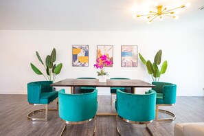 Dining - NEW‼️LUX SPACIOUS HOME-POOL/5 MIN TO STRIP/ GOURMET KITCHEN/BUSINESS CENTER (Las Vegas)