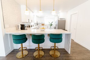 Fridge, microwave, oven, stovetop - NEW‼️LUX SPACIOUS HOME-POOL/5 MIN TO STRIP/ GOURMET KITCHEN/BUSINESS CENTER (Las Vegas)