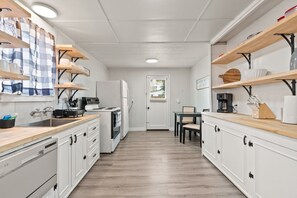 Kochgeschirr/Geschirr/Besteck, Esstisch