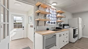 Utensilios de cocina y mesa de comedor