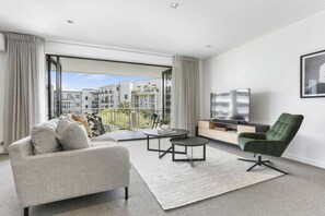 Living room - Spacious viaduct sancturary (Auckland)