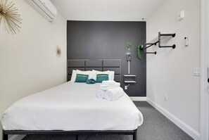 Memory foam-senger, skrivebord, wi-fi og sengetøy