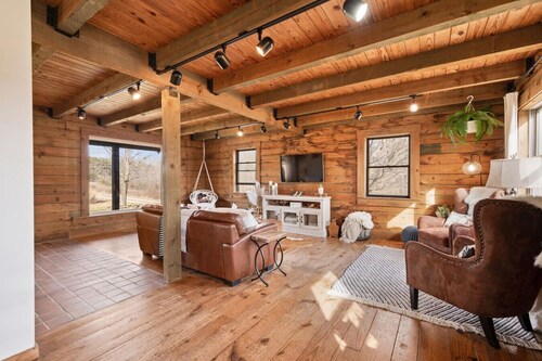 7 Acre Legacy Lodge in Brown County