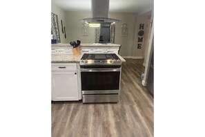 Fridge, microwave, oven, stovetop - Spacious 5BR near Lake Conroe (Montgomery)