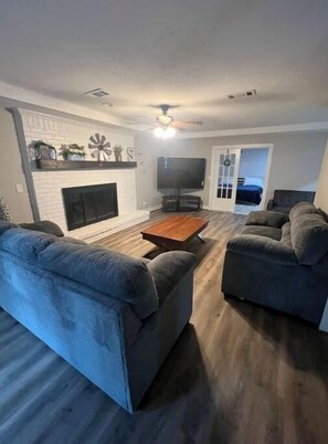 Smart TV, fireplace
