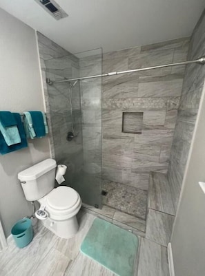 Shower, hair dryer, towels, soap - Spacious 5BR near Lake Conroe (Montgomery)