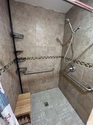Een douche, een haardroger, handdoeken, zeep