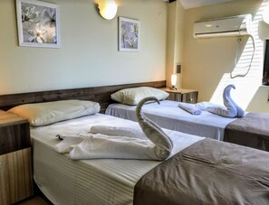3 bedrooms, WiFi, bed sheets - Spacious 3-floor house, 5-min walk to a golf club, 5-min drive to sandy beaches (Topola)