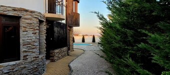 Spacious 3-floor house, 5-min walk to a golf club, 5-min drive to sandy beaches