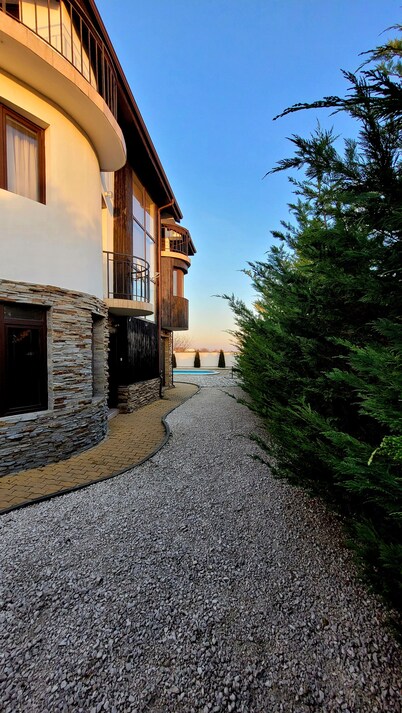 Spacious 3-floor house, 5-min walk to a golf club, 5-min drive to sandy beaches