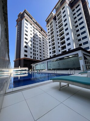 Utendørsbasseng og et oppvarmet basseng