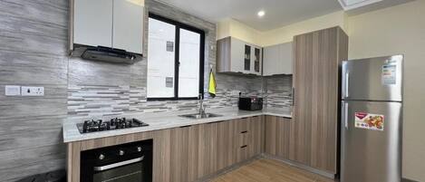 Refrigerador, parrilla de estufa y cafetera y tetera