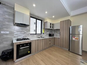 Kjøleskap, kokeplater, kaffetrakter/tekoker og kjøkkenutstyr