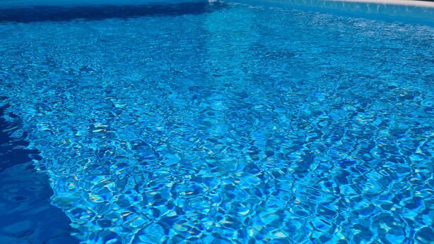 A clear blue pool with rippling water. - Studio Ninirei (Papeete)