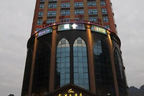 Un edificio alto con ampie finestre ad arco e un cartello con caratteri cinesi.