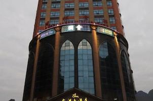 Un edificio alto con amplias ventanas de arco y un letrero con caracteres chinos.