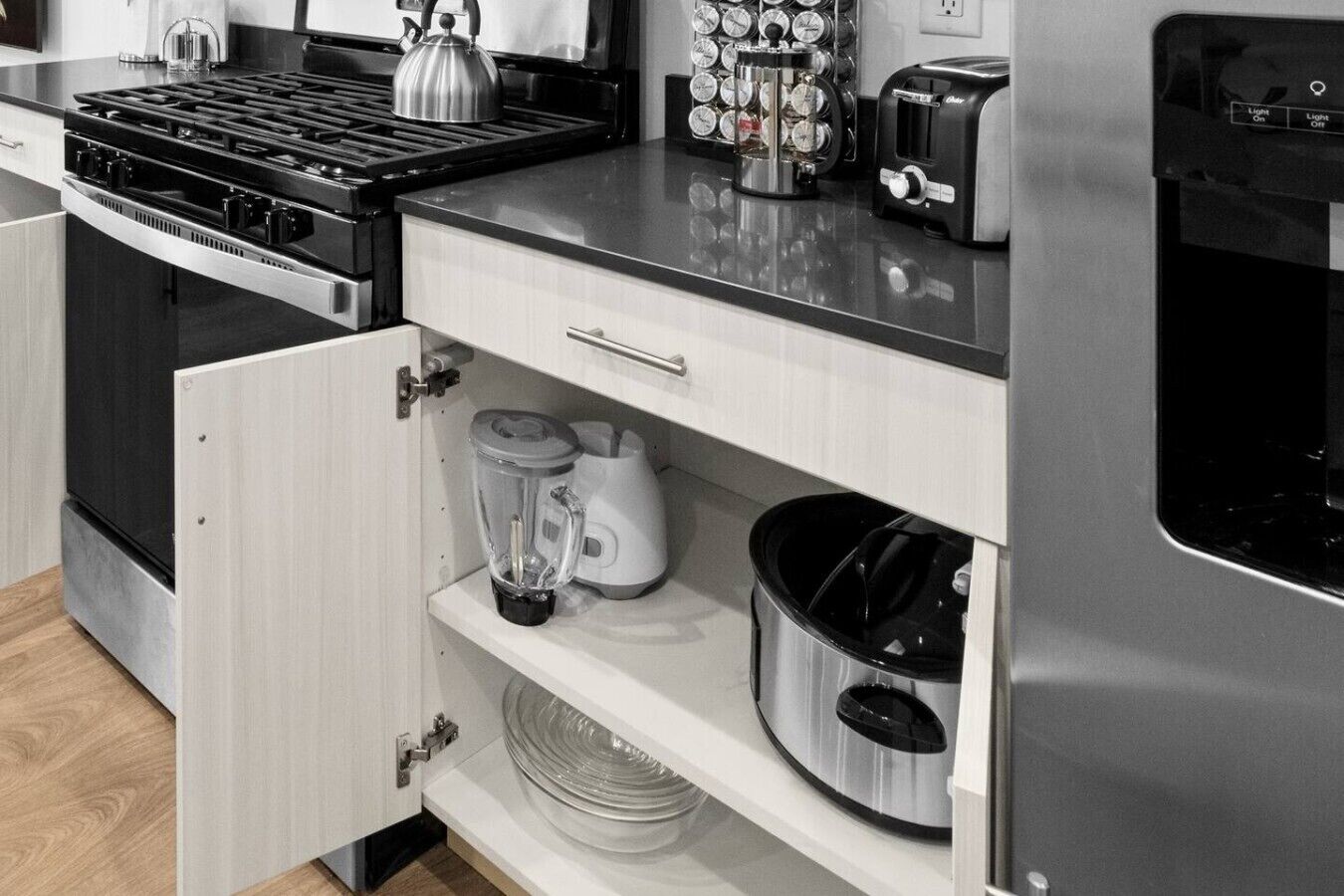 Réfrigérateur, micro-ondes, plaque de cuisson, lave-vaisselle