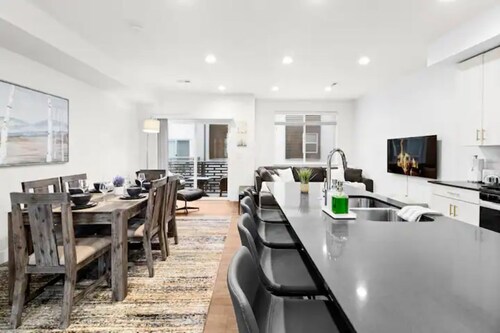 Ski Haven in the City -Spacious and Clean Townhome