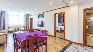 Une chambre d’hôtel comprenant un coin repas, une télévision, un lit et une vue sur l’extérieur.