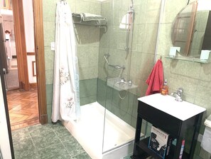 Ducha, secador de pelo, toallas, jabón