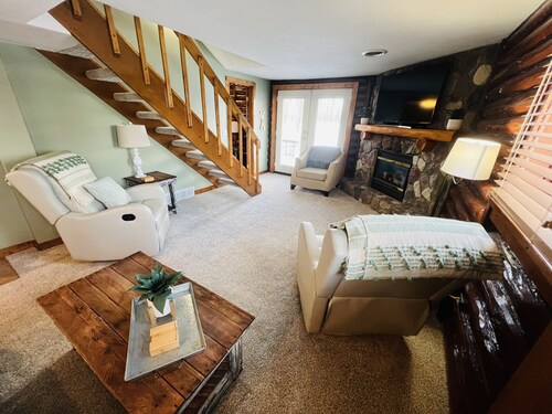 Cozy Log Cabin on Golf Course, Across from Otsego Lake