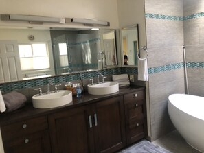 Douche, sèche-cheveux, serviettes fournies, savon