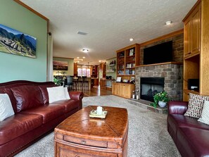 Télévision, cheminée, baby-foot, espaces bureaux