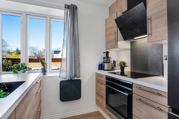 Fridge, stovetop, dishwasher, coffee/tea maker