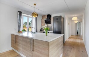 Jääkaappi, liesi, astianpesukone, kahvin-/teenkeitin