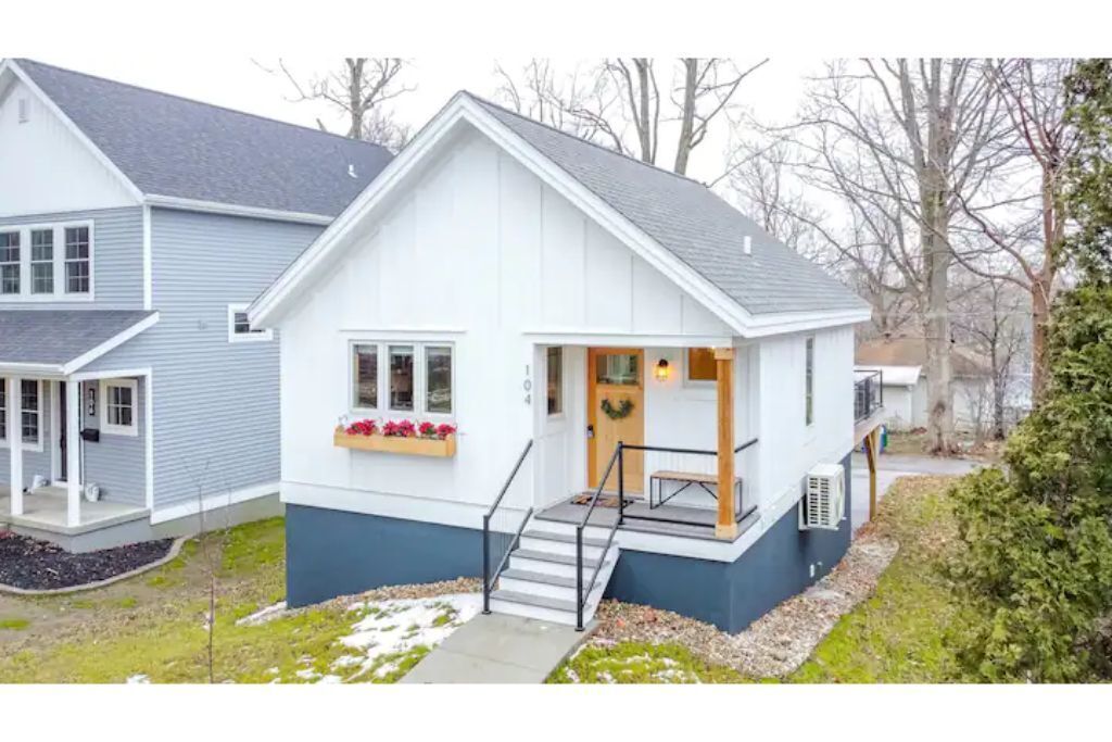 Winona Lake Cottage w/Deck