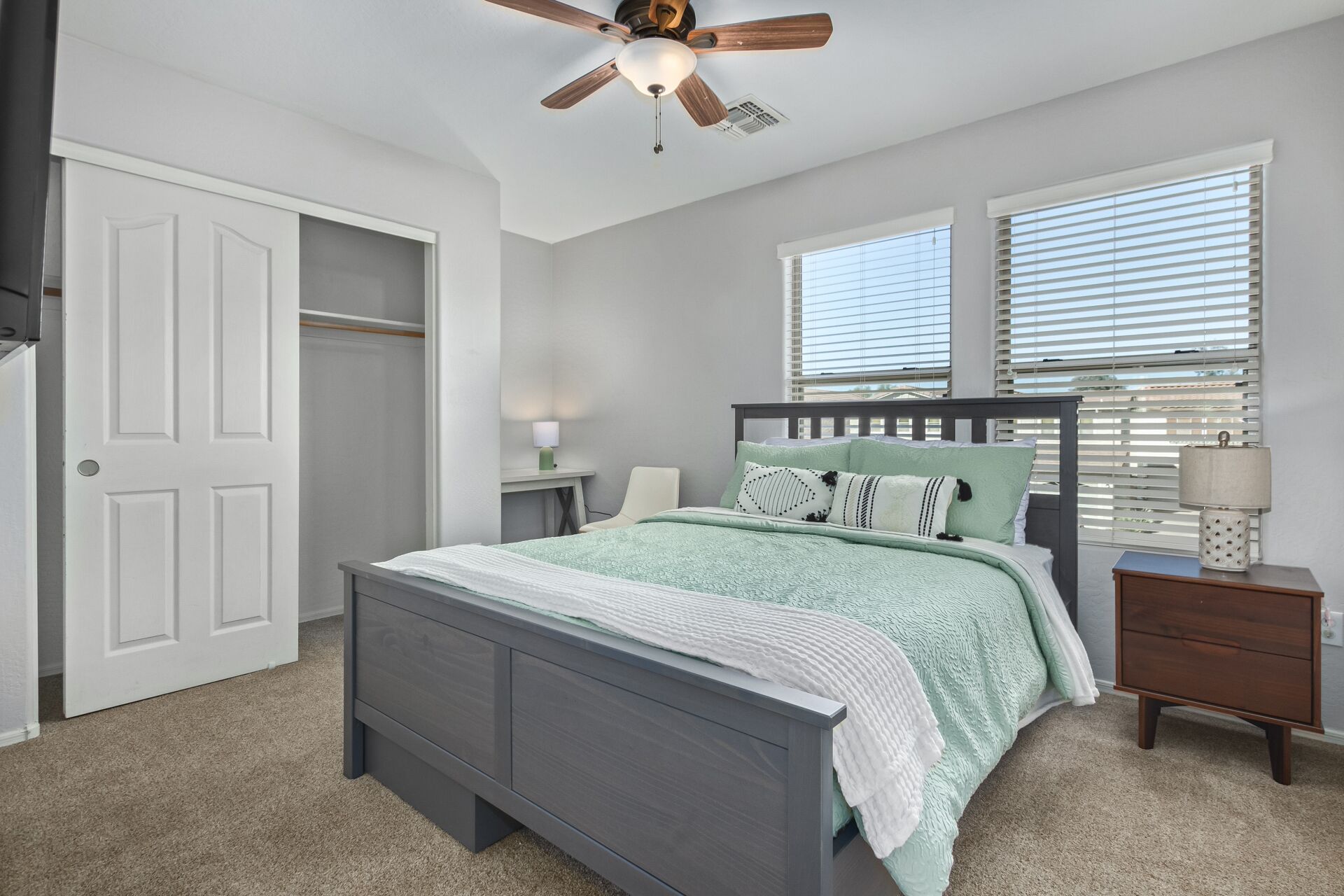 4 quartos, escrivaninha, ferros/tábuas de passar roupa